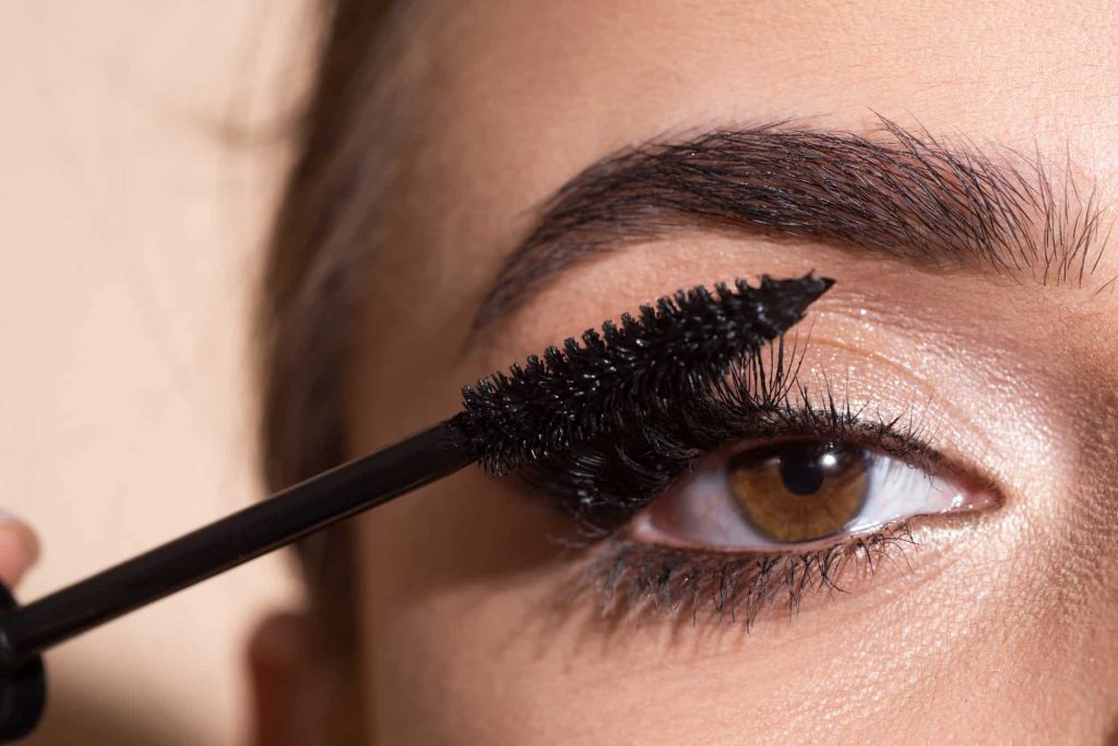 how to curl lashes 