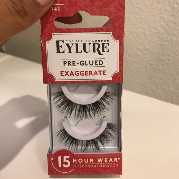 pre glued lashes