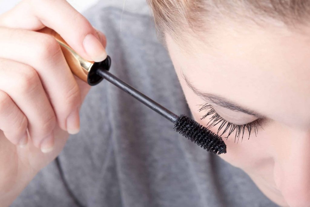 mascara application 