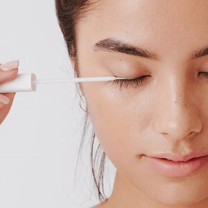 lash serum application 