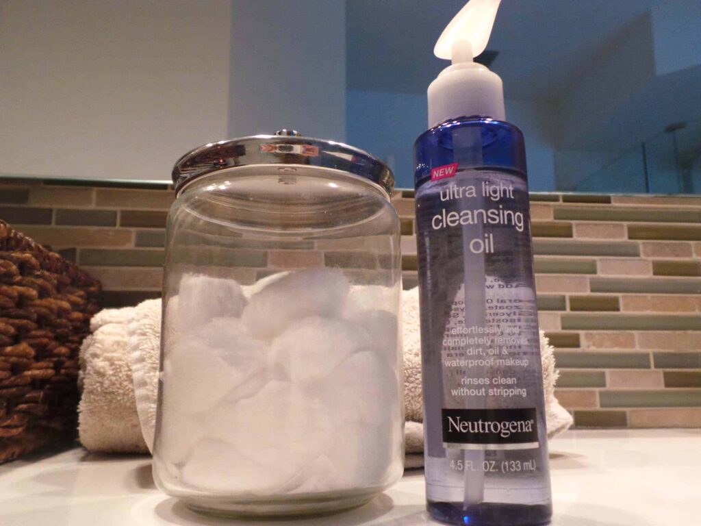 Neutrogena Ultra-Light Cleansing Oil